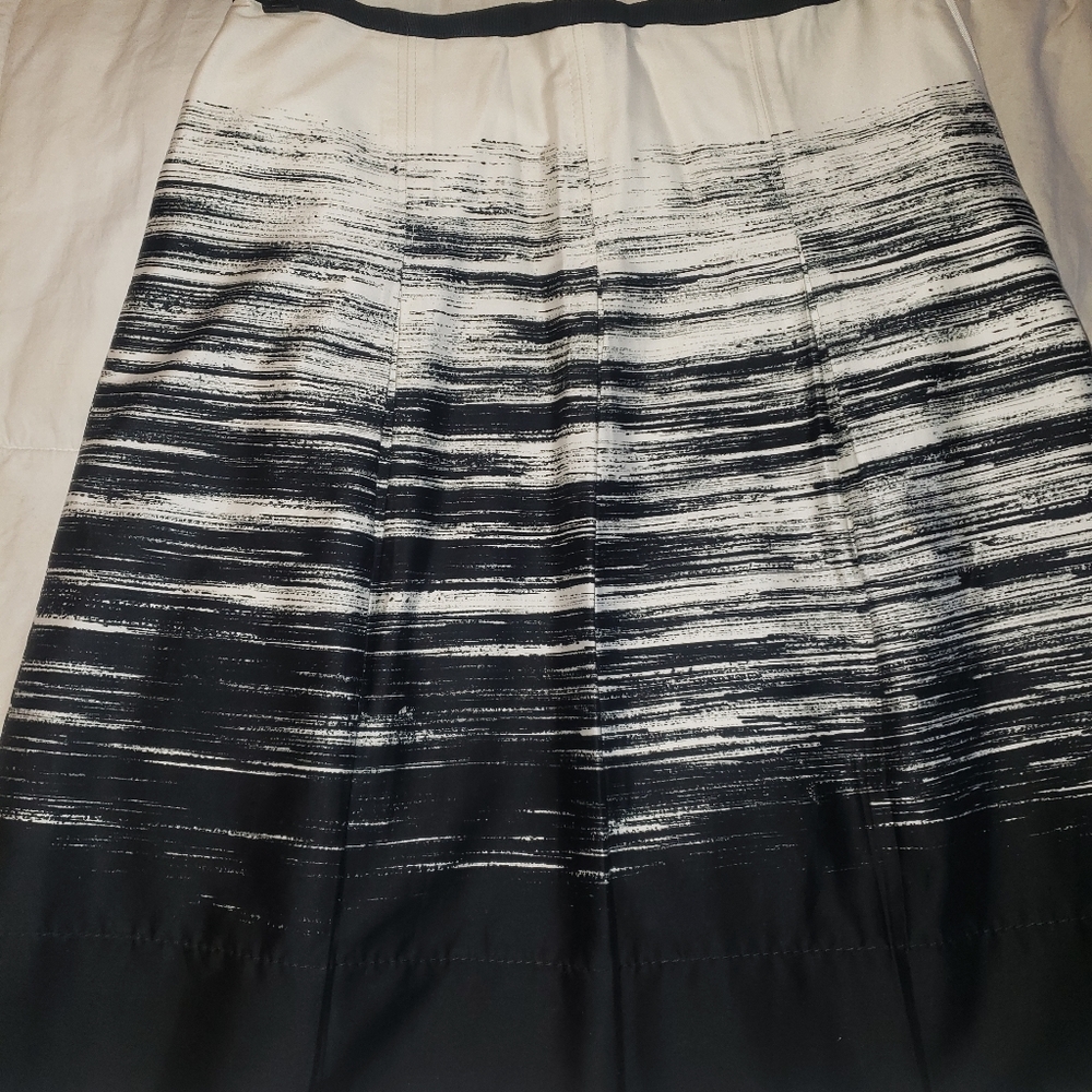 Ann Taylor size 0 black and off white skirt.